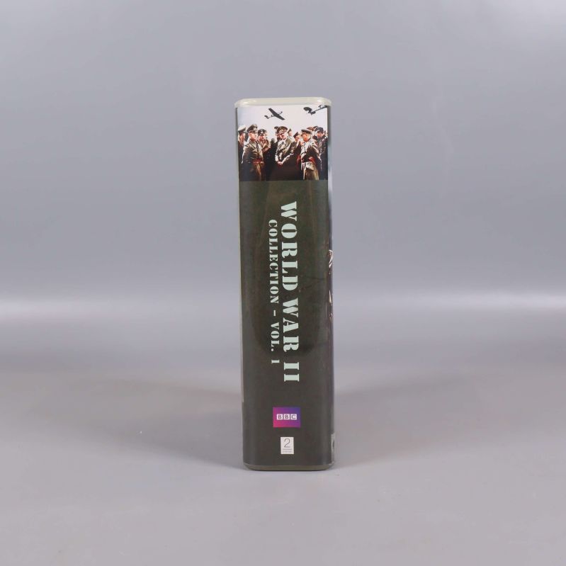 World War II boxset sedd från sidan med tydlig ryggetikett