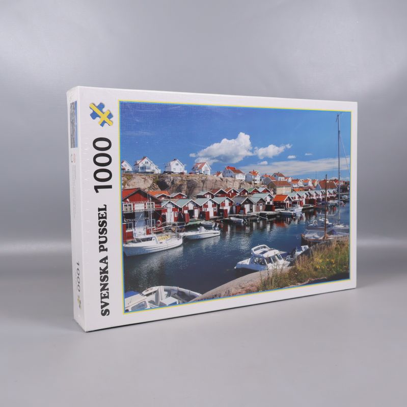 Pusselbox med motiv av svenska sjöbodar och båtar
