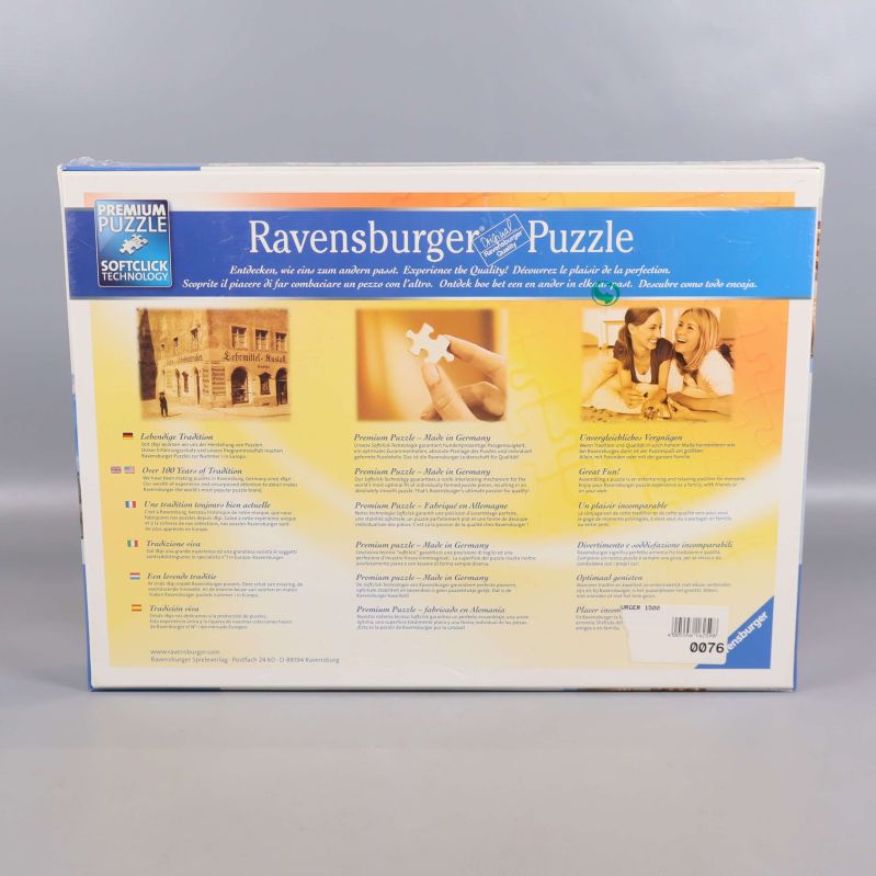 Baksida av Ravensburger pussellåda med beskrivning och information