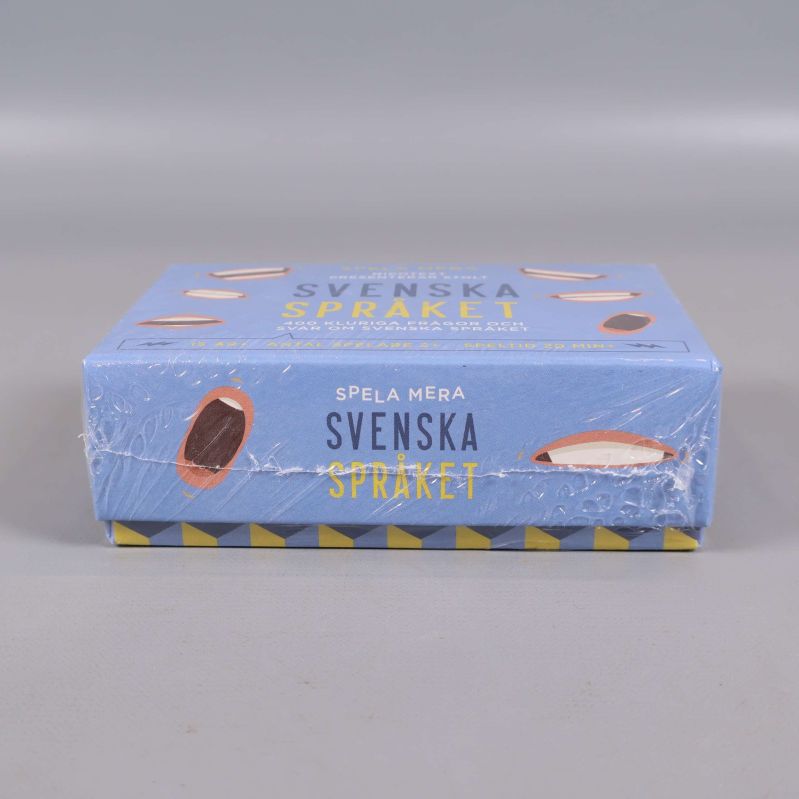Spelasken i vinkel med tryckt text och grafik