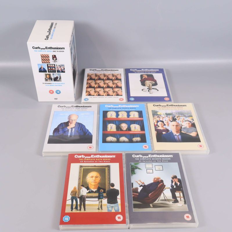 Sex separata dvd-fodral liggande framför boxen