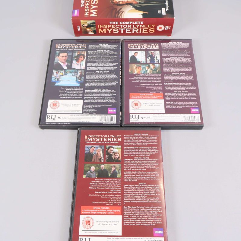 Baksidor av tre DVD-fodral Inspector Lynley Mysteries i detalj