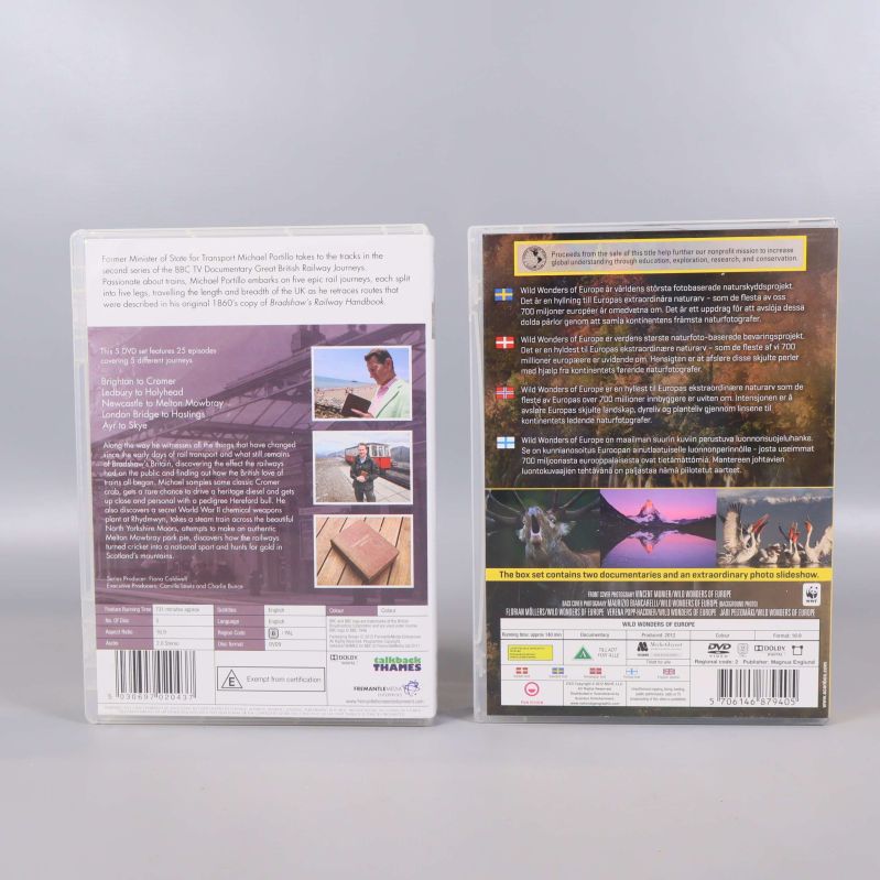 Baksidor av båda DVD-fodralen med bilder och text