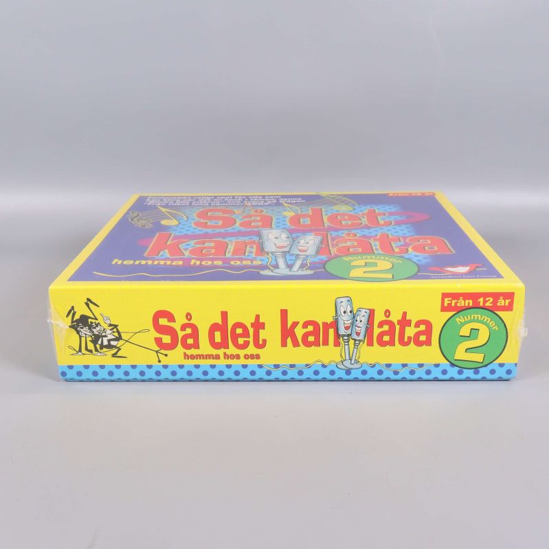 Sidan av spelboxen Så det kan låta nummer 2 med dekorativ text och logga