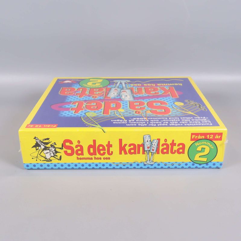 Nästan liggande bild av Så det kan låta nummer 2 med hela boxen synlig