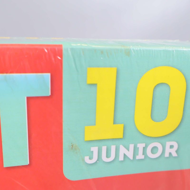 Närbild på Smart 10 Junior-logga med gula siffror