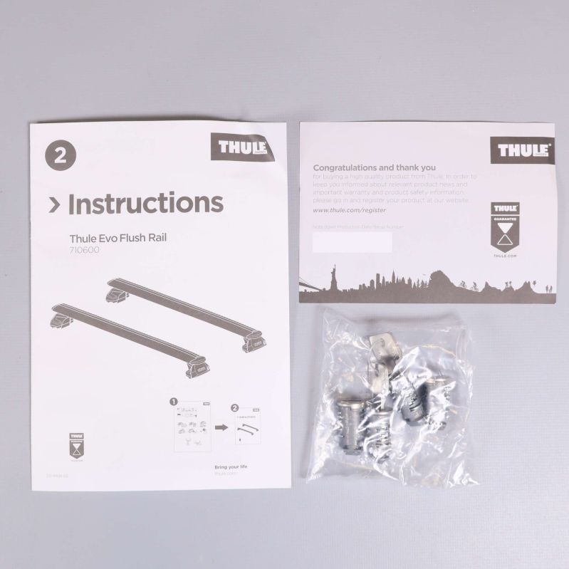 Närbild på instruktioner och skruvkit till Thule Evo Flush Rail