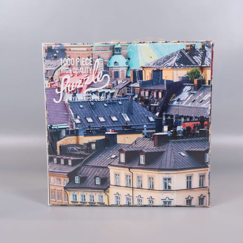 Framsidan av pussel med motiv av stadens tak