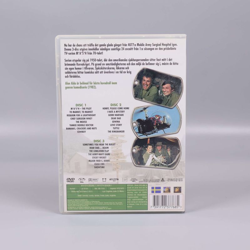 Baksidan av dvd-box för M*A*S*H säsong 1 med beskrivning