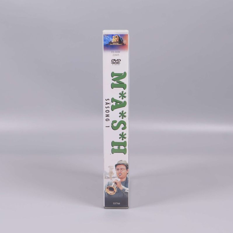 Spine på dvd-box M*A*S*H säsong 1 visar logga och titel