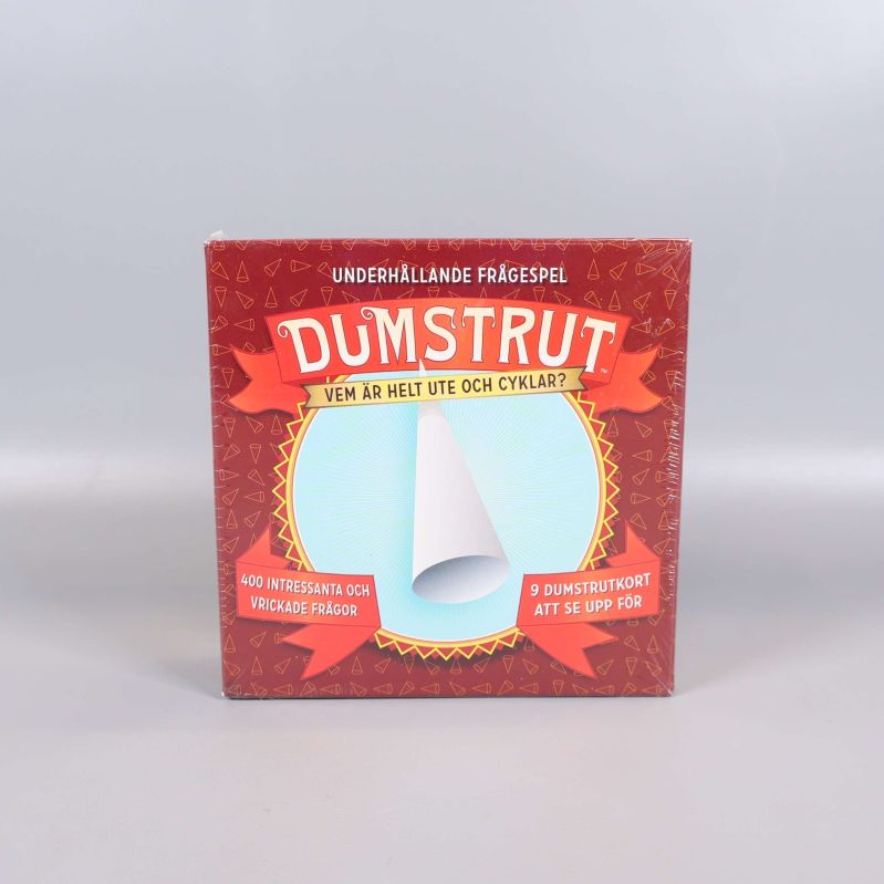Dumstrut frågespel box framifrån, tydlig titel och grafik