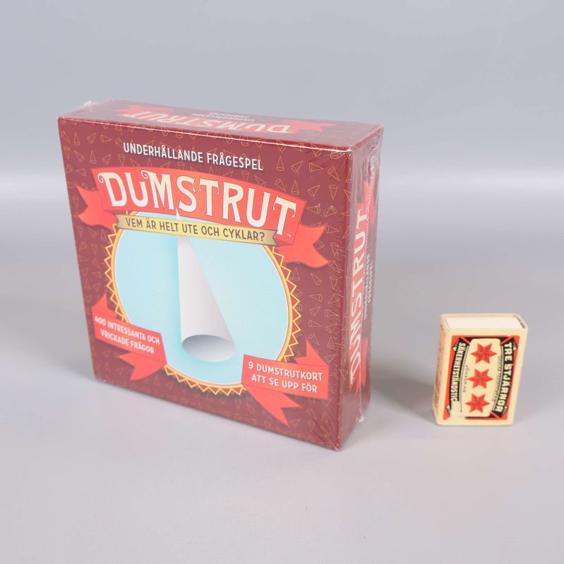 Dumstrut spel bredvid tändsticksask för storleksjämförelse