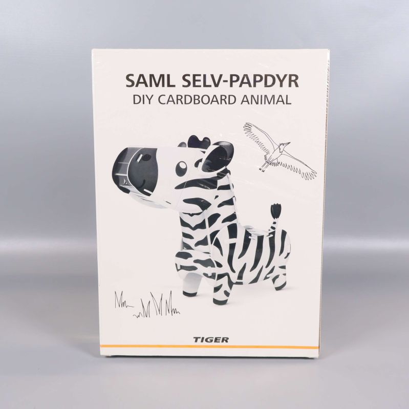 Framsidan av förpackning till DIY zebra i papp