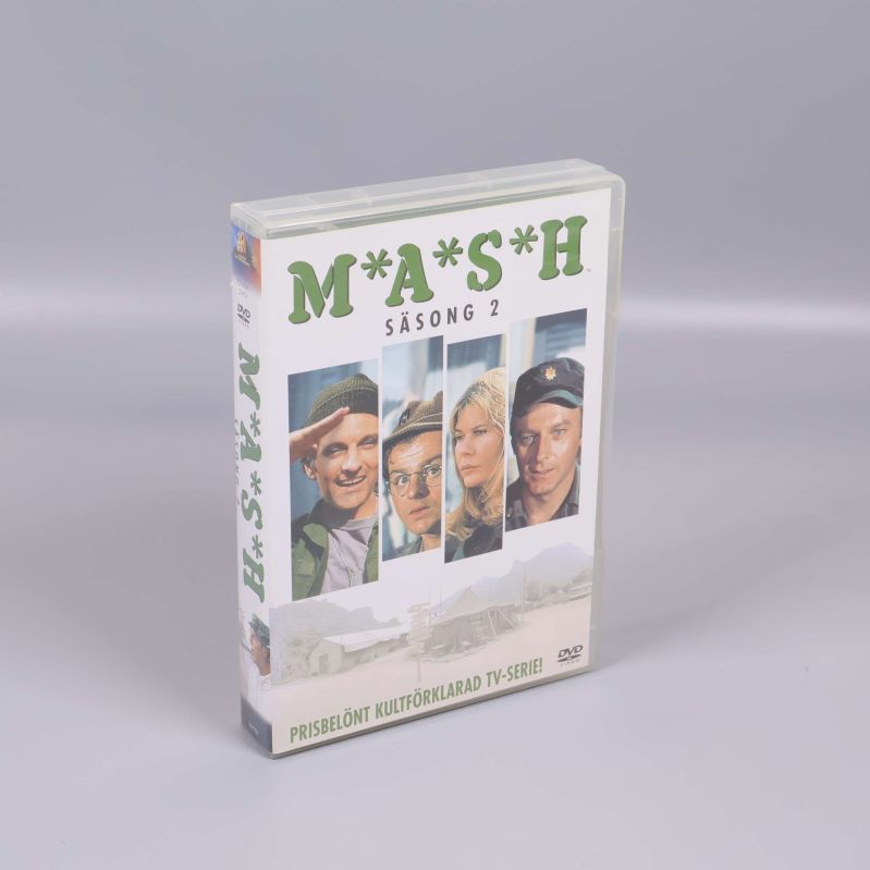 DVD-box med omslag för MASH Säsong 2 står uppställd