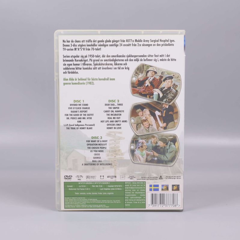Baksida av MASH Säsong 2 DVD-box med beskrivning och bilder