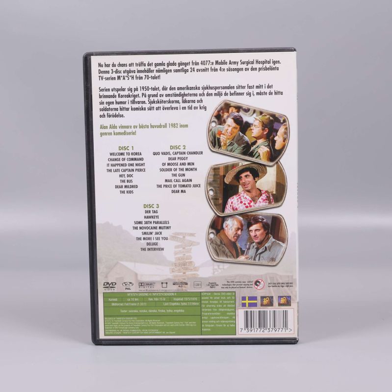 Baksidan av MASH säsong 4 DVD-box med beskrivning och bilder