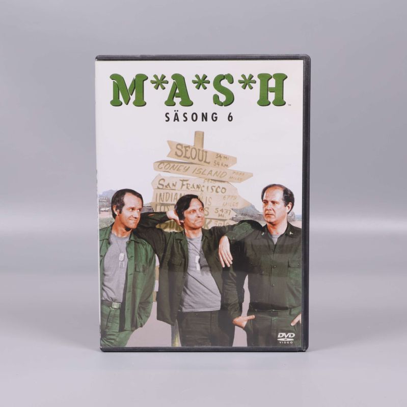 Framsidan av MASH säsong 6 DVD-box med tre karaktärer