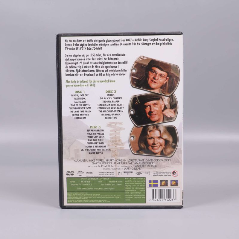 Baksidan av MASH säsong 6 DVD-box med text och bilder på karaktärer