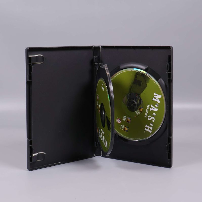 Insidan av DVD-boxen med tre MASH säsong 6-skivor