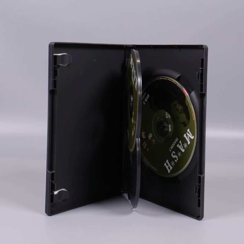 Öppen DVD-box med tre skivor för M*A*S*H säsong 7