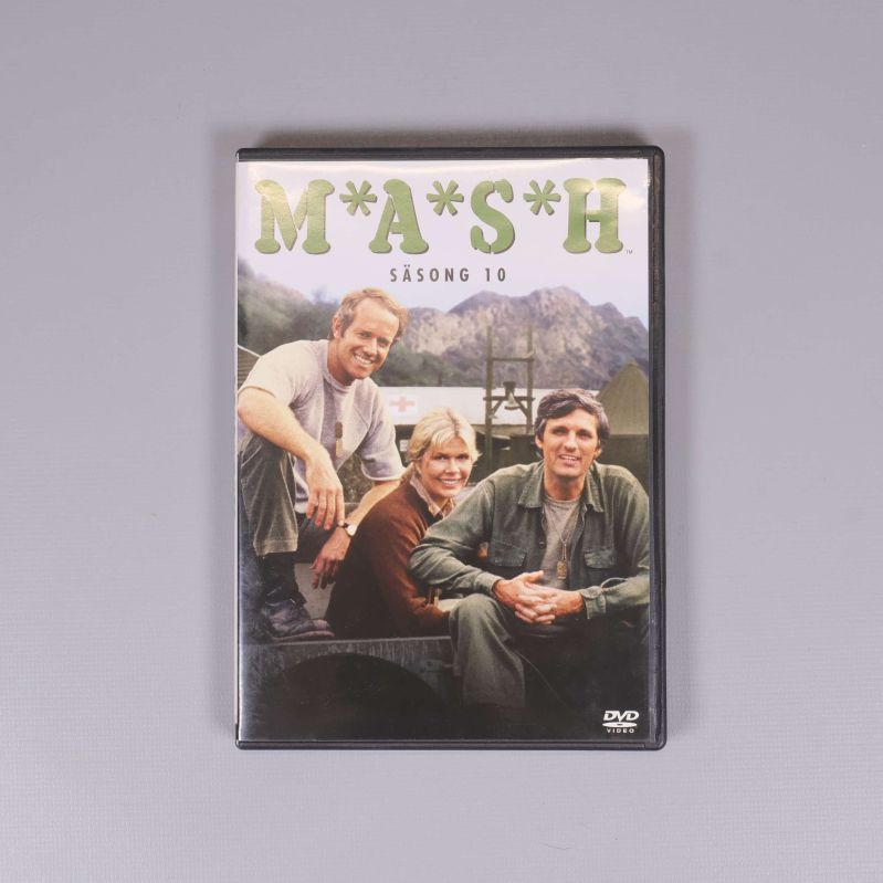 DVD-fodral för MASH säsong 10 med tre karaktärer på framsidan