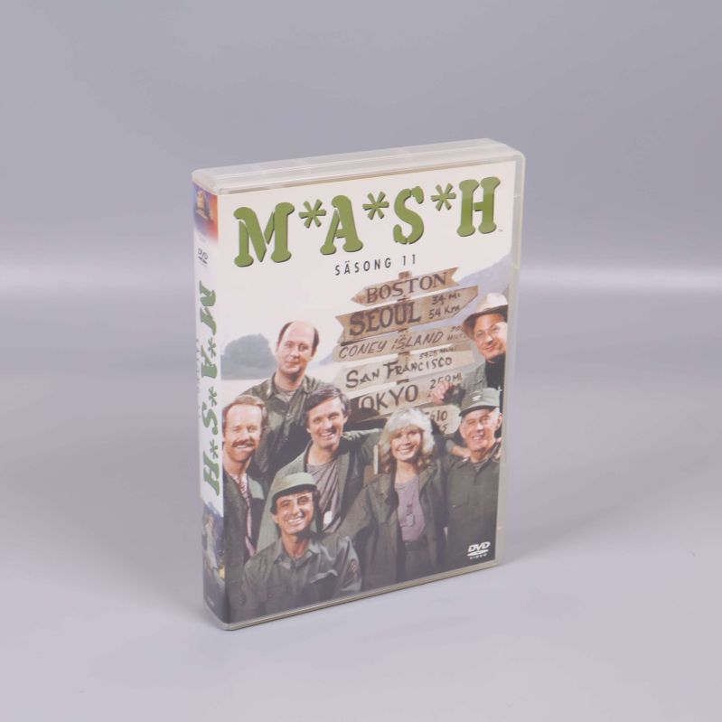 DVD-boxen M*A*S*H säsong 11 stående och vänd mot sidan