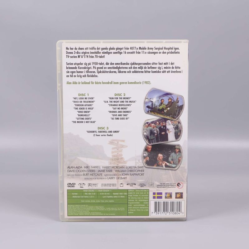 Baksidan av DVD-asken M*A*S*H säsong 11 med avsnittslista och bilder