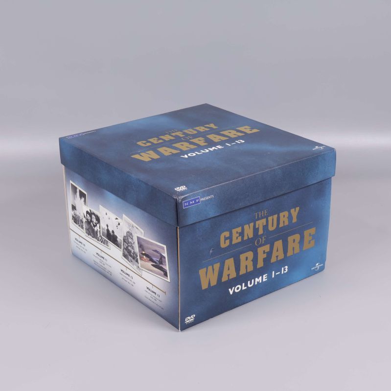 Blå box med guldtexten the century of warfare