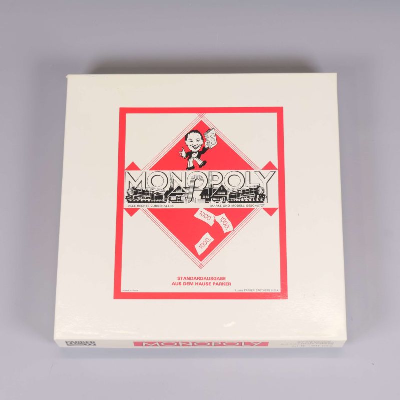 Låda till Monopoly med röd och svart logotyp