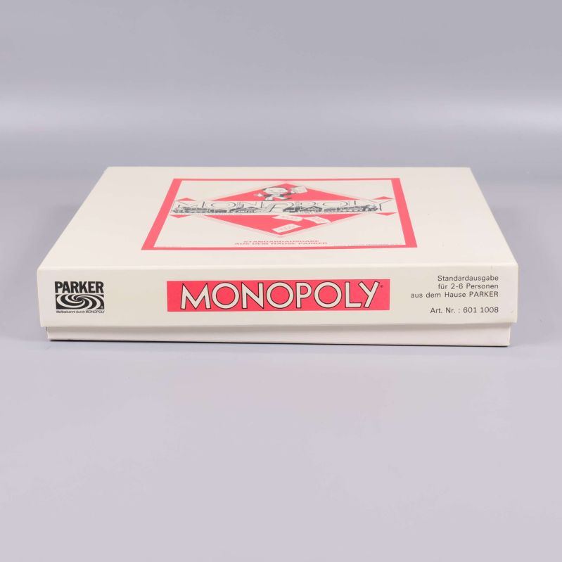 Monopoly-logotyp och Parker-märke på lådans sida