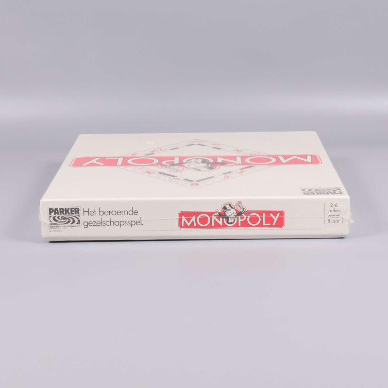Monopoly box sett från sidan med Parker logotyp