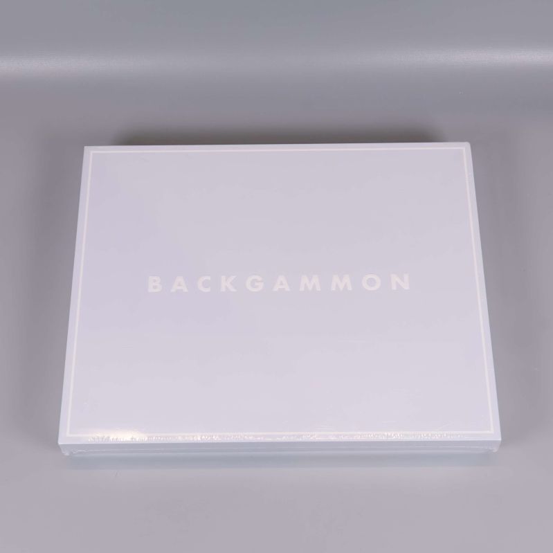 Vit backgammonbox med texten BACKGAMMON på locket