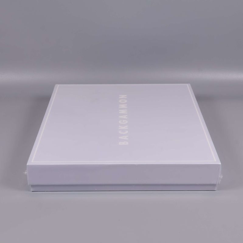 Backgammonbox i vit design sedd från sidan