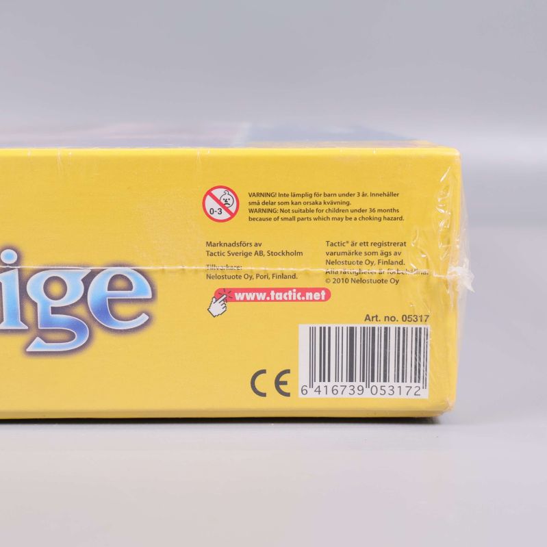 Närbild på Tactic-loggan, varningssymbol och EAN-kod på lådan
