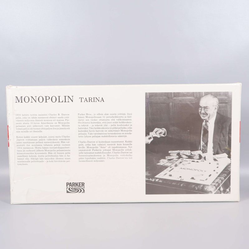Monopoli baksida med text och svartvit bild på spelutvecklaren