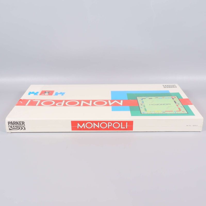 Monopoli spelask fotograferad från sidan med titeln synlig