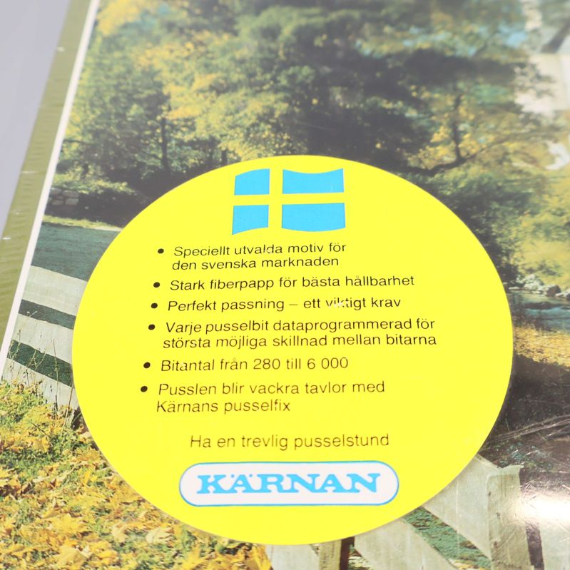 Gul informationscirkel med text om pussel på lådan