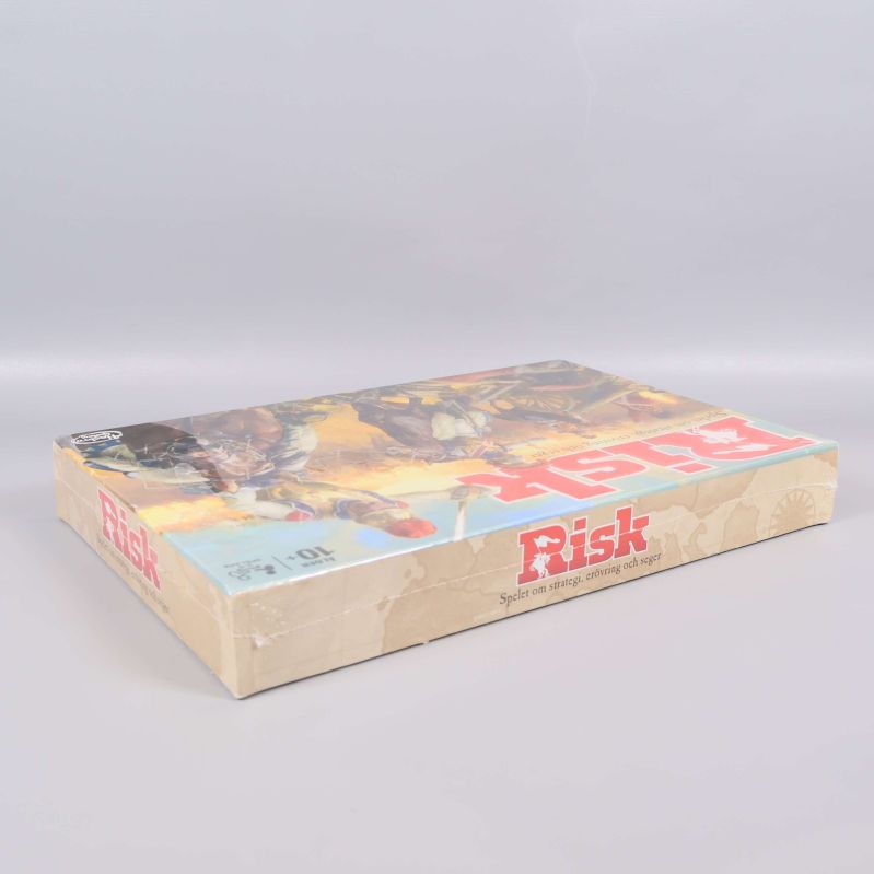 Risk spel låda i vinkel, låg höjd