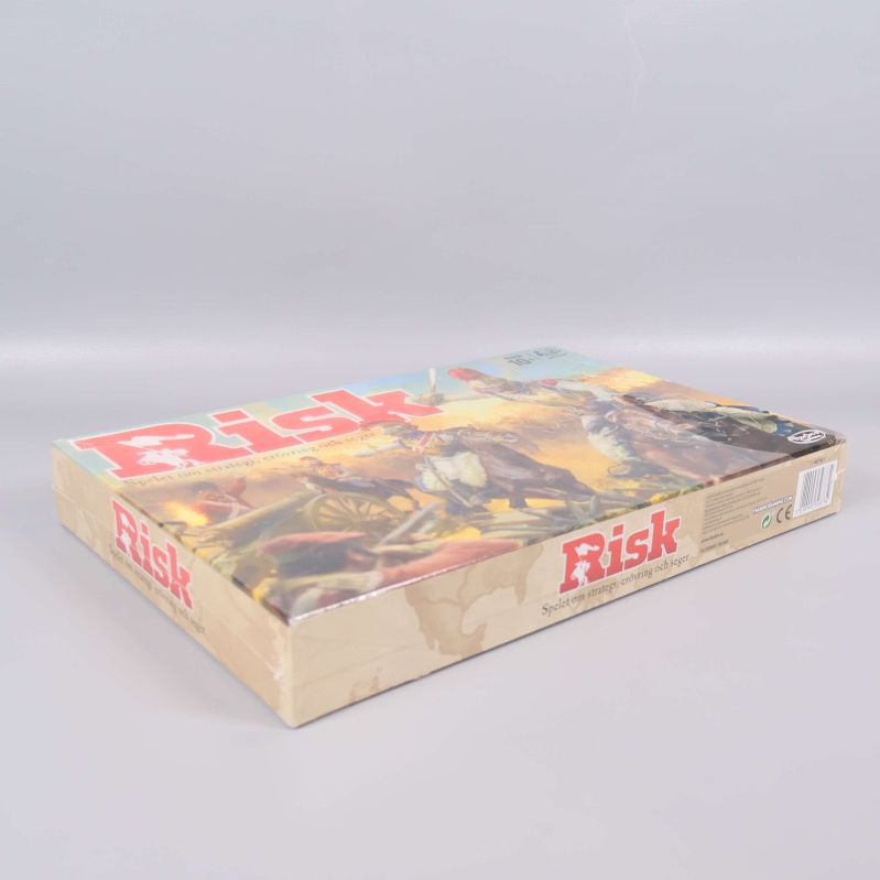 Risk spel låda snett bakifrån med logotyp synlig