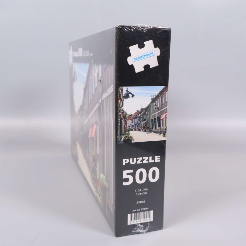 Smal sida på pussellåda med texten 'Puzzle 500 Sigtuna Sweden'