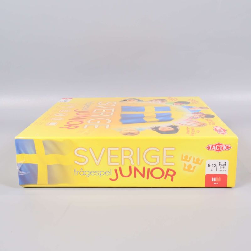 Sverige Junior spel förpackning sedd från sidan med flaggmotiv