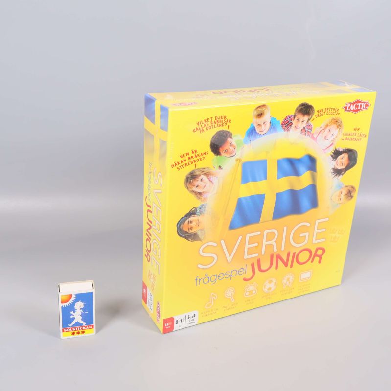 Sverige Junior spelbox bredvid tändsticksask för storleksjämförelse