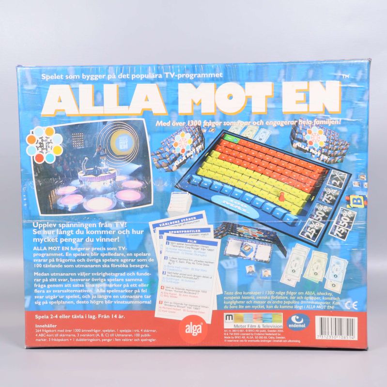Baksidan visar spelbräde, spelkort och instruktioner för Alla mot en
