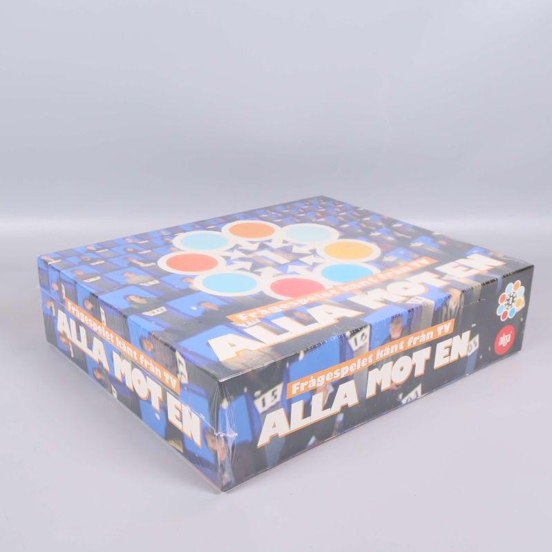 Spelboxen Alla mot en sedd från annan vinkel på sidan