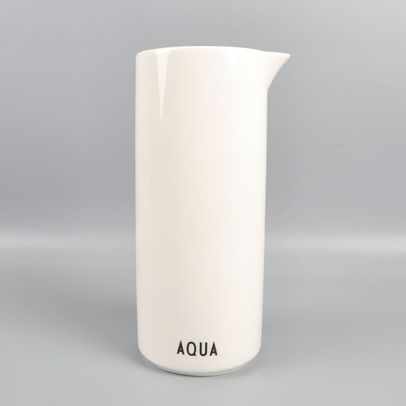Baksidan av kanna med ordet AQUA