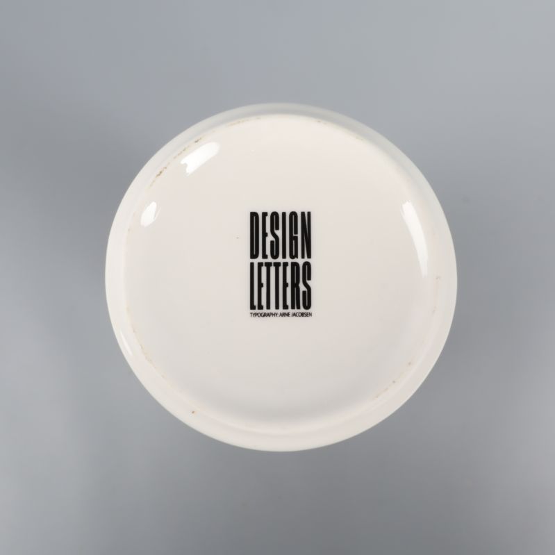 Botten av kanna med Design Letters logotyp
