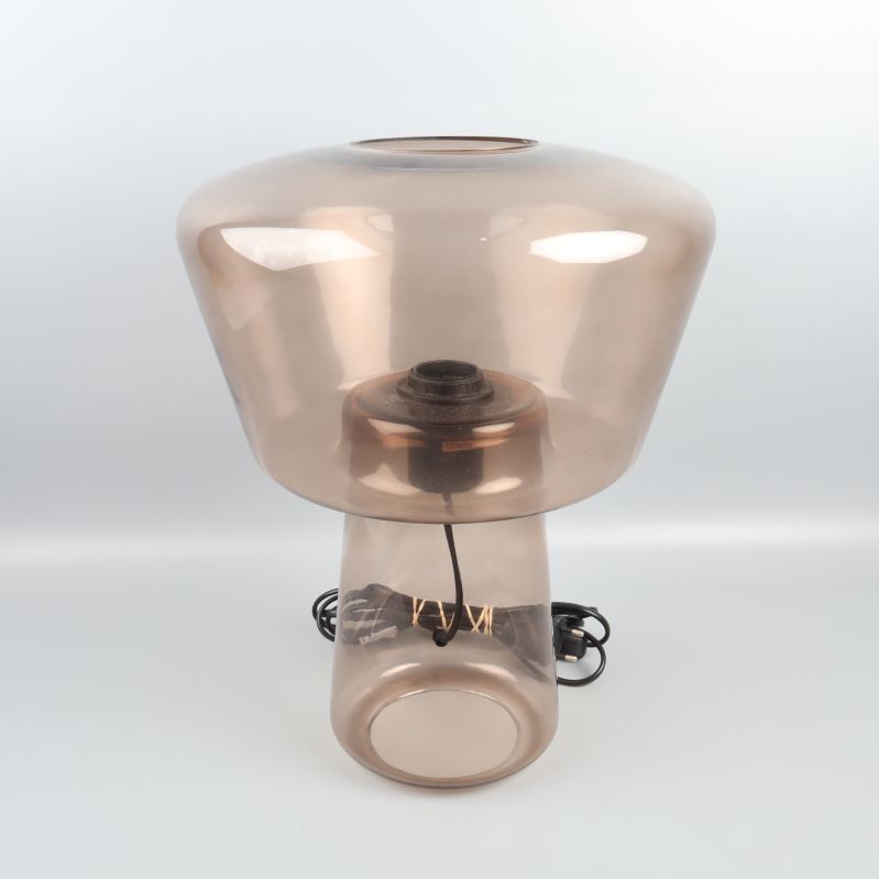 Lampa i transparant brunt glas från framsidan