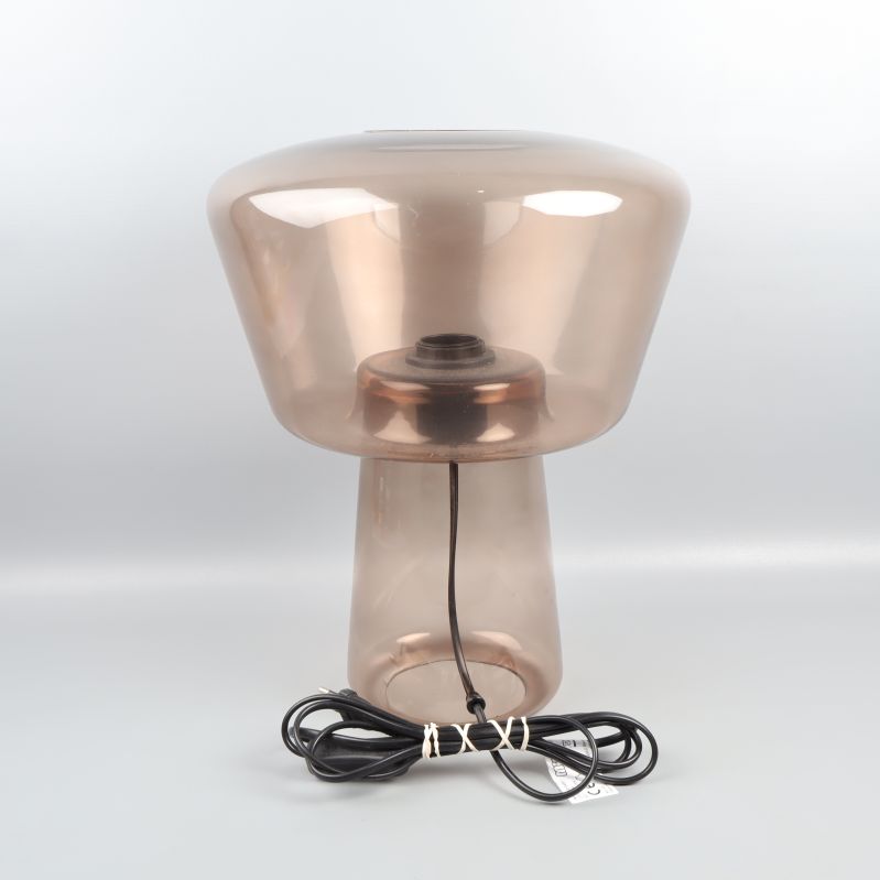 Baksida av lampa i brunt glas med enkel sladd
