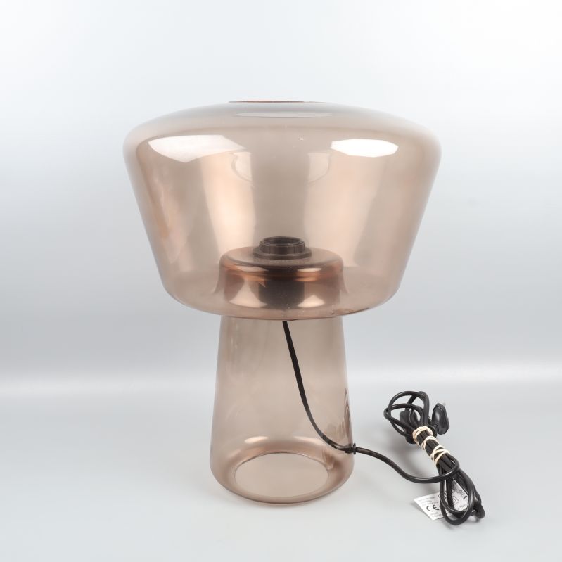 Sidovy av lampa i brunt glas