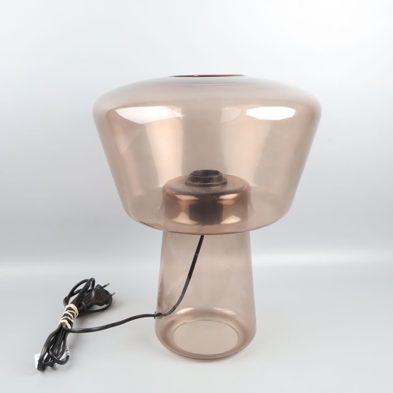 Sidovy av lampa i brunt glas